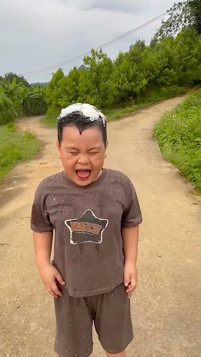 Cậu bé tốt bụng và anh trai hài hước