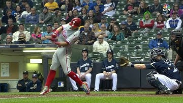 PHI@MIL: Hernandez drives home an insurance run