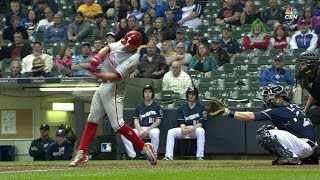 PHI@MIL: Hernandez drives home an insurance run