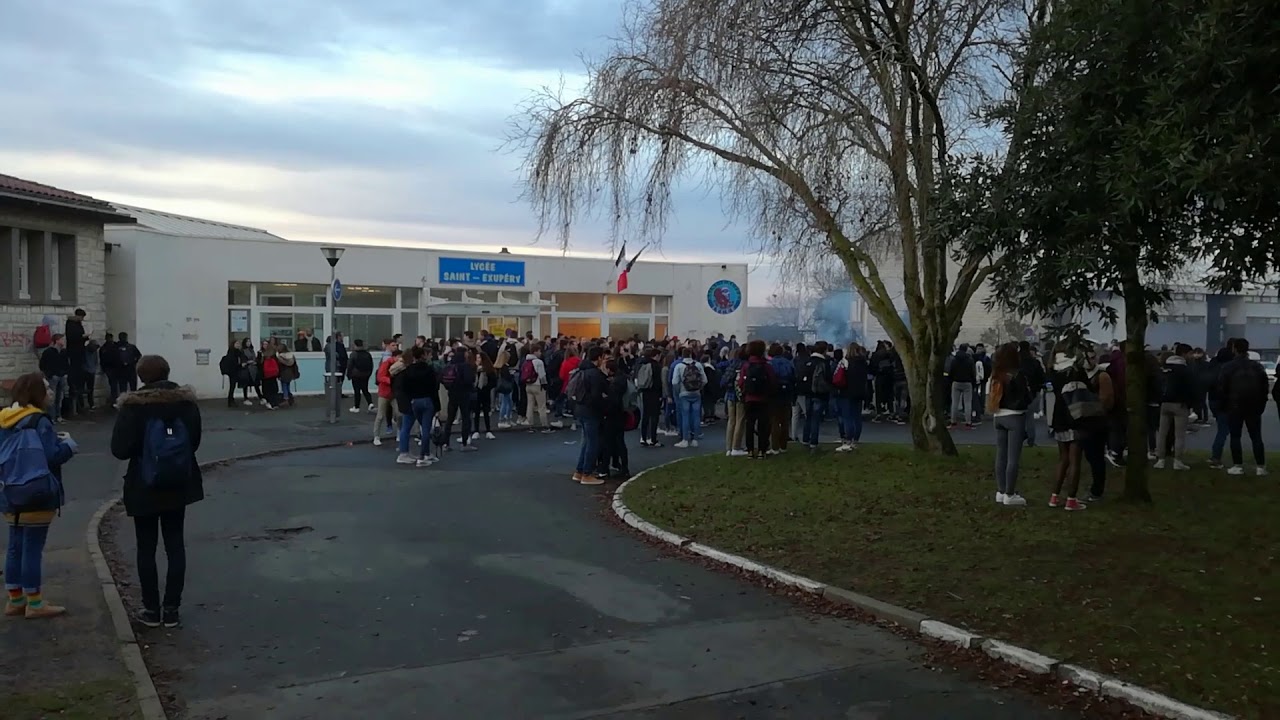 Blocus des lycéens devant le lycée SaintExupéry à La Rochelle YouTube Blocus des lycéens devant le lycée SaintExupéry à La Rochelle YouTube