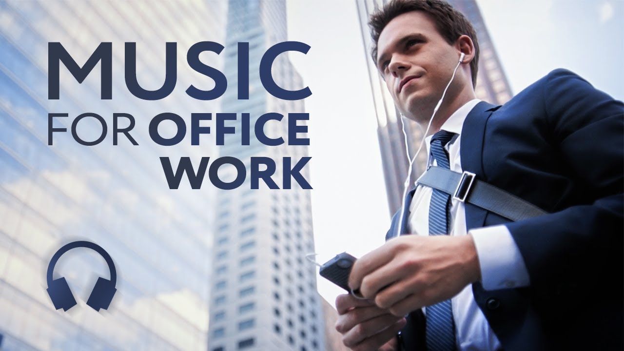 Fröhlich Popmusik zu arbeiten und konzentrieren sich auf den Bürocomputer oder PC