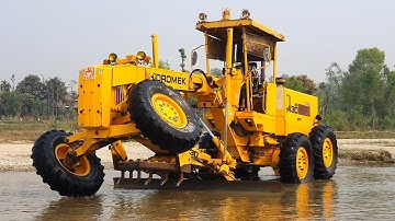 Amazing Video ! Grader Showing Stunt in River - Grader Operator Washing Hidromek Grader With Fun