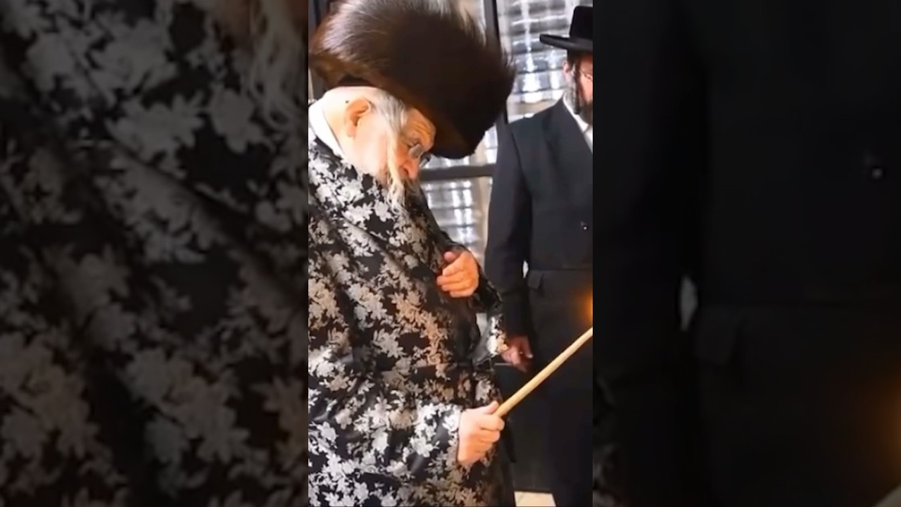 כ״ק האדמו״ר מטעמשוואר בהדלקת נרות חנוכה