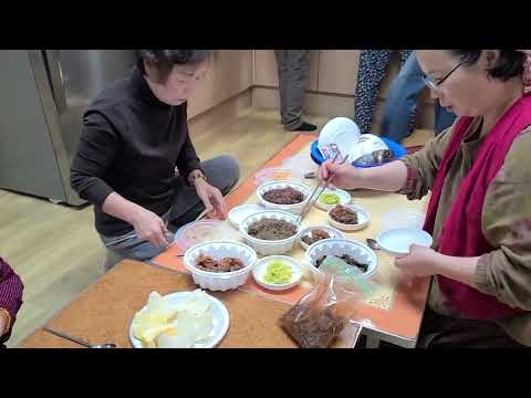 백옥생 2기 봉사단 아침 냉이국과 각자가 싸온 반찬들과 먹거리로 든든하게 맛이게 먹었어요 신패러다임의 사회적 부모들이 후손들을 위해 실천합니다 두레와 <strong>품앗이</strong> 문화를 살리자