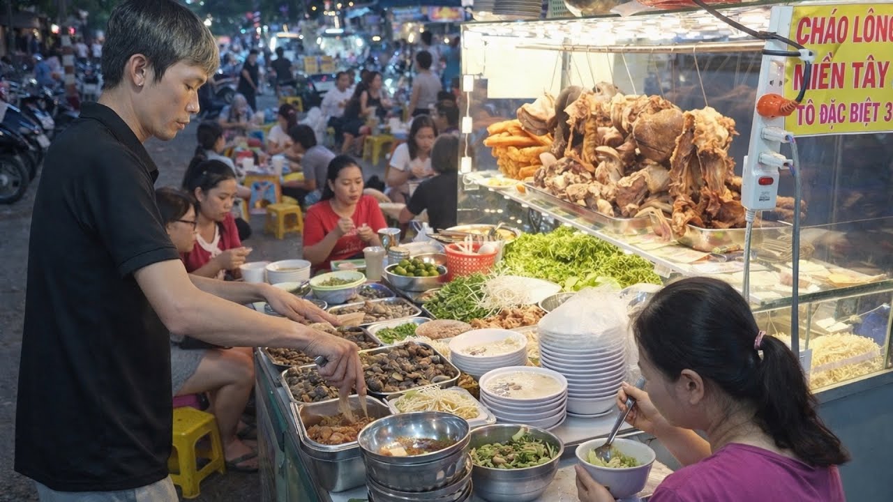 Phát hiện xe cháo lòng Miền Tây ăn với rau đắng 25k/tô đông khách ở vỉa hè Sài Gòn