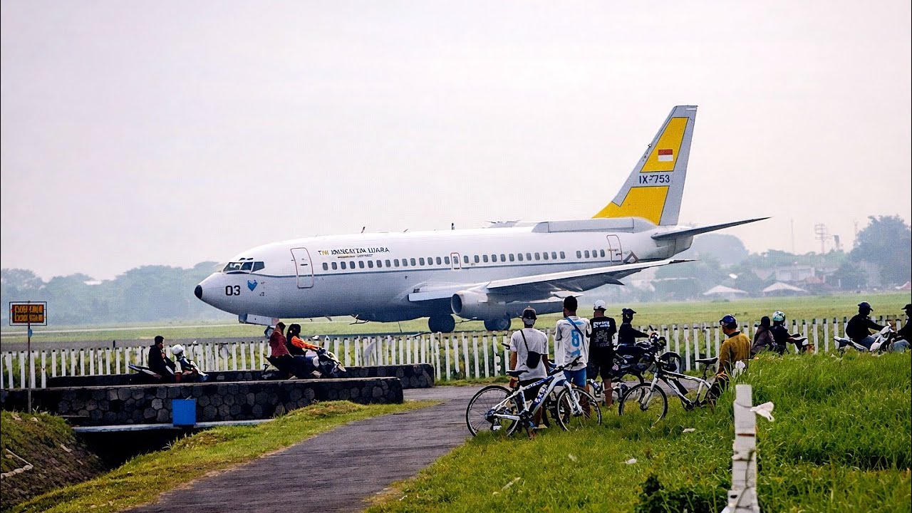 NGERI SUARANYA‼️Pesawat Pengintai TNI AU Camar Boeing 737 Take Off Di Pinggir Jalan Raya