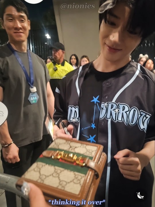 asking txt to sign my gucci wallet during sendoff was worth it 🙂‍↕️🙂‍↕️🙂‍↕️ #txt #kpop