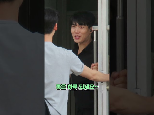매너 있게 문열어주는척 문 안열어주기