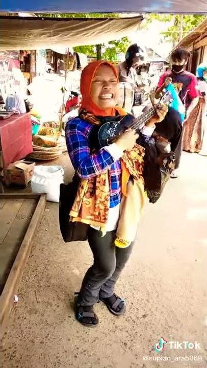 pengamen ibu ibu sambil bawa anak nya suara nya merdu