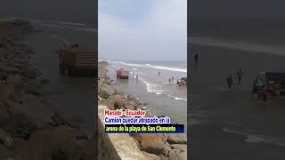 Un camión de carga quedó atrapado en la playa de San Clemente, en la provincia de Manabí