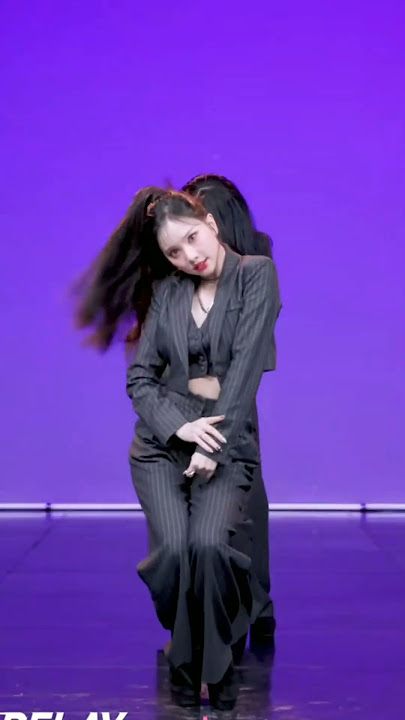 Look at Eunha's and Umji's legs 👀 queens of sync indeed