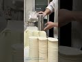 餃子の皮作り:ステンレス製のバケツで円形にカットする技術