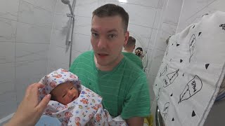 ДОМА ПЕРВЫЙ ДЕНЬ ПОСЛЕ РОДДОМА ПЕРВОЕ КУПАНИЕ РЕБЕНКА