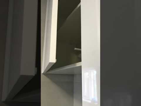 Механизм Push to open на кухне с фасадами без ручек