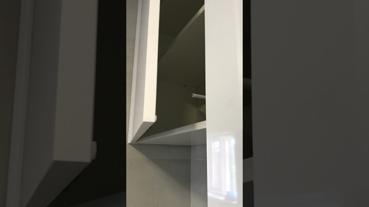 Механизм Push to open на кухне с фасадами без ручек