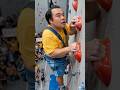 ロッククライミングの大会に出場している、太り気味の男性 #コント #面白い #カピバラ