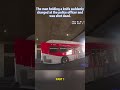 The man holding a knife suddenly charged at the police officer and was shot dead.(part1/2)