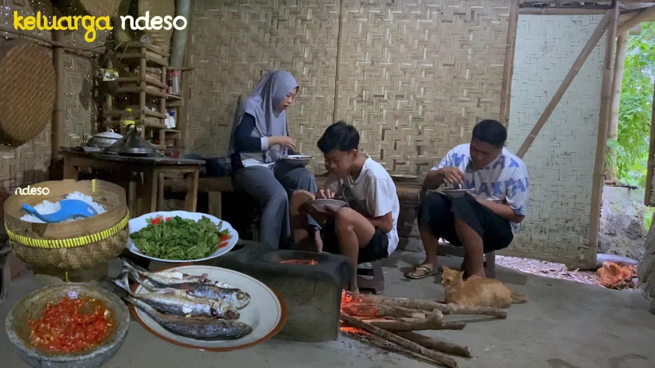 hujan masih tak reda,sarapan dengan menu dadakan sungguh nikmat,sambel terasi, ikan goreng,kulupan