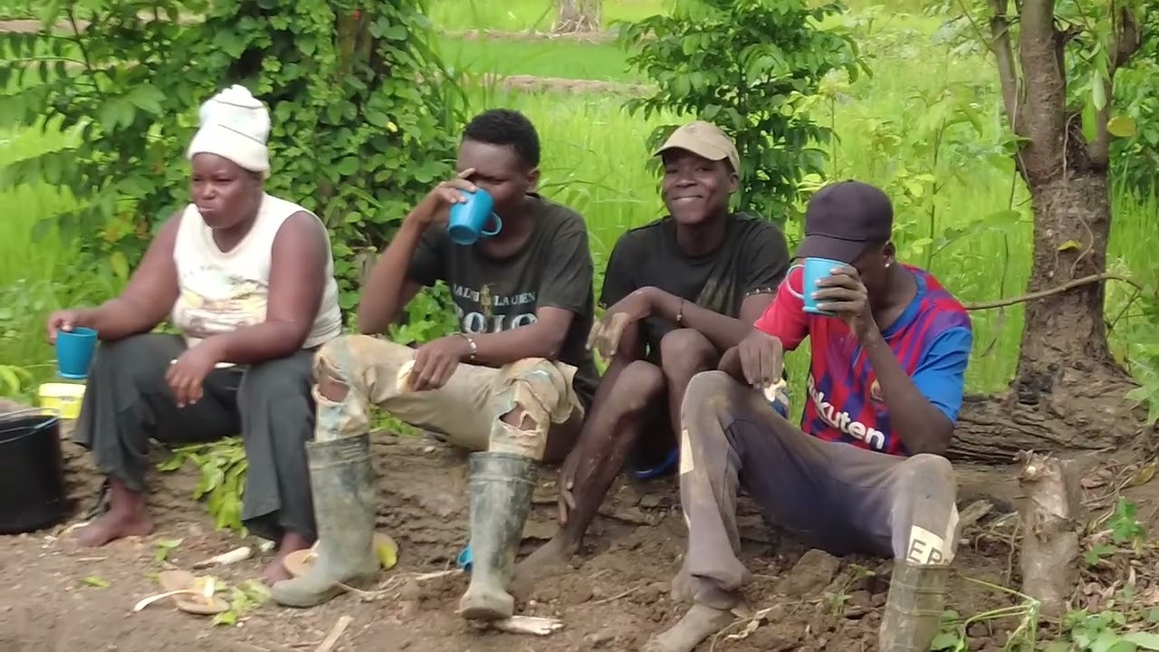 Bánh mỳ kẹp su hào súc xích đặc biệt ở Angola||2qvlogs Cuộc sống châu phi