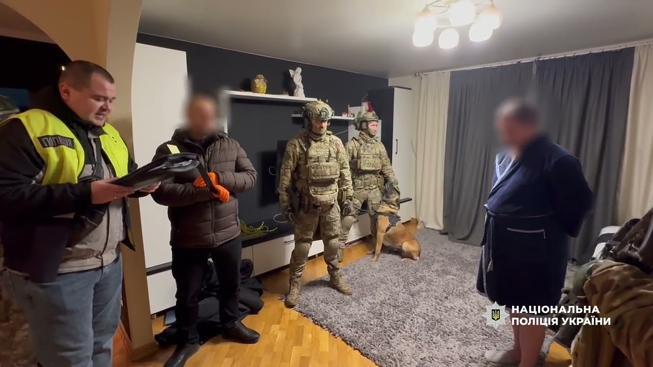 Незаконно переоформили квартиру жінки та готували її до продажу: поліцейські затримали шахраїв