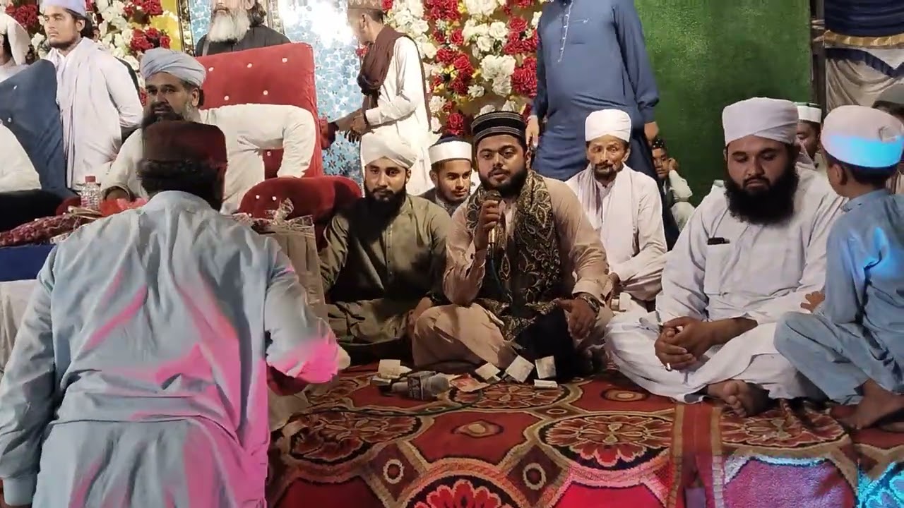 قاری ابوبکر تلاوت کرتے ہوئے دوڑ شہر میں پیرسیدغازی احمد شاہ جیلانی قادری کے پاس 