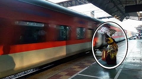 Silly Women Risking Life  || 12954 AK Rajdhani at MPS !!