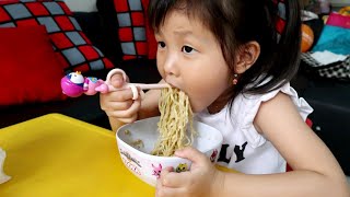 SUMPIT ANAK PETTY PORORO MEMBANTU ANAK MAKAN LAHAP