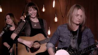 Vignette de la vidéo "Molly Tuttle, Alison Brown, Missy Raines & Kimber Ludiker (615 Sessions)"