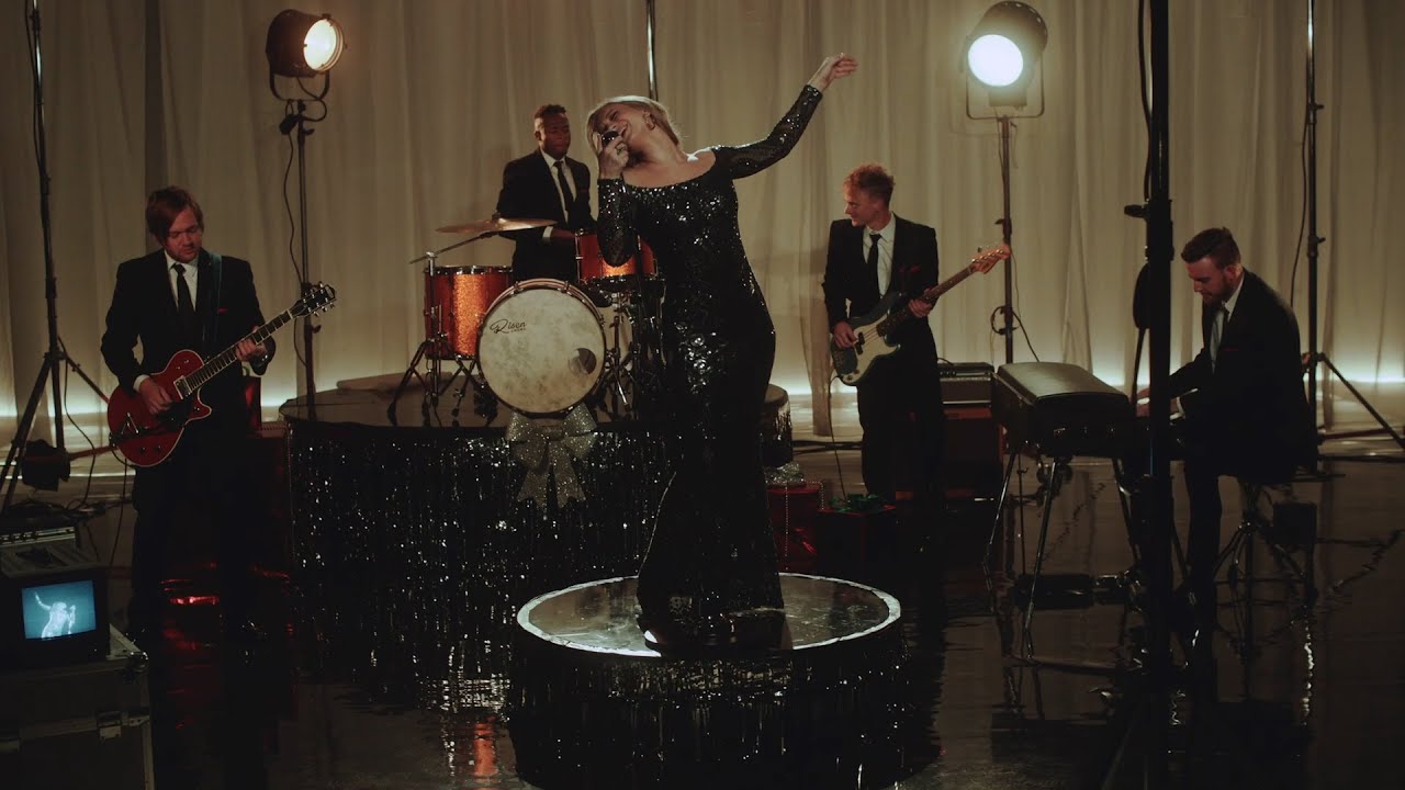 Feeling Like Christmas - Olivia Lane (Performance Video) Feeling Like Christmas - Olivia Lane (Performance Video)