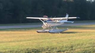 Cessna 182 Seaplane landing on Grass screenshot 3