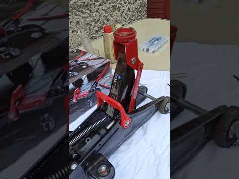 Wideo: Jak wlać olej do podnośnika podłogowego Craftsman?