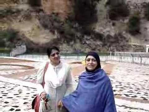 Ulfat Tara goes to Zoological Park in Ben Aknoun, Algiers. Over there Zainab Chaudhry took her first ride in chairlift.