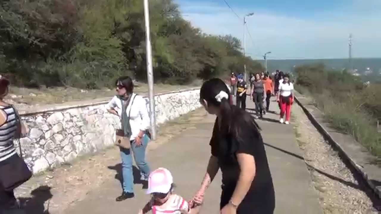 Una mujer sube el calvario de rodillas camera iphone 8 plus apk