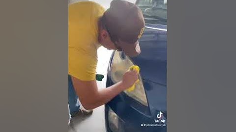 Probando el repelente  de mosquitos  que limpia las headlights del carro