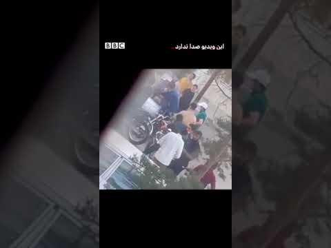 ماموران معترضی را کتک می زنند با زور در صندوق عقب خودرویی می اندازند