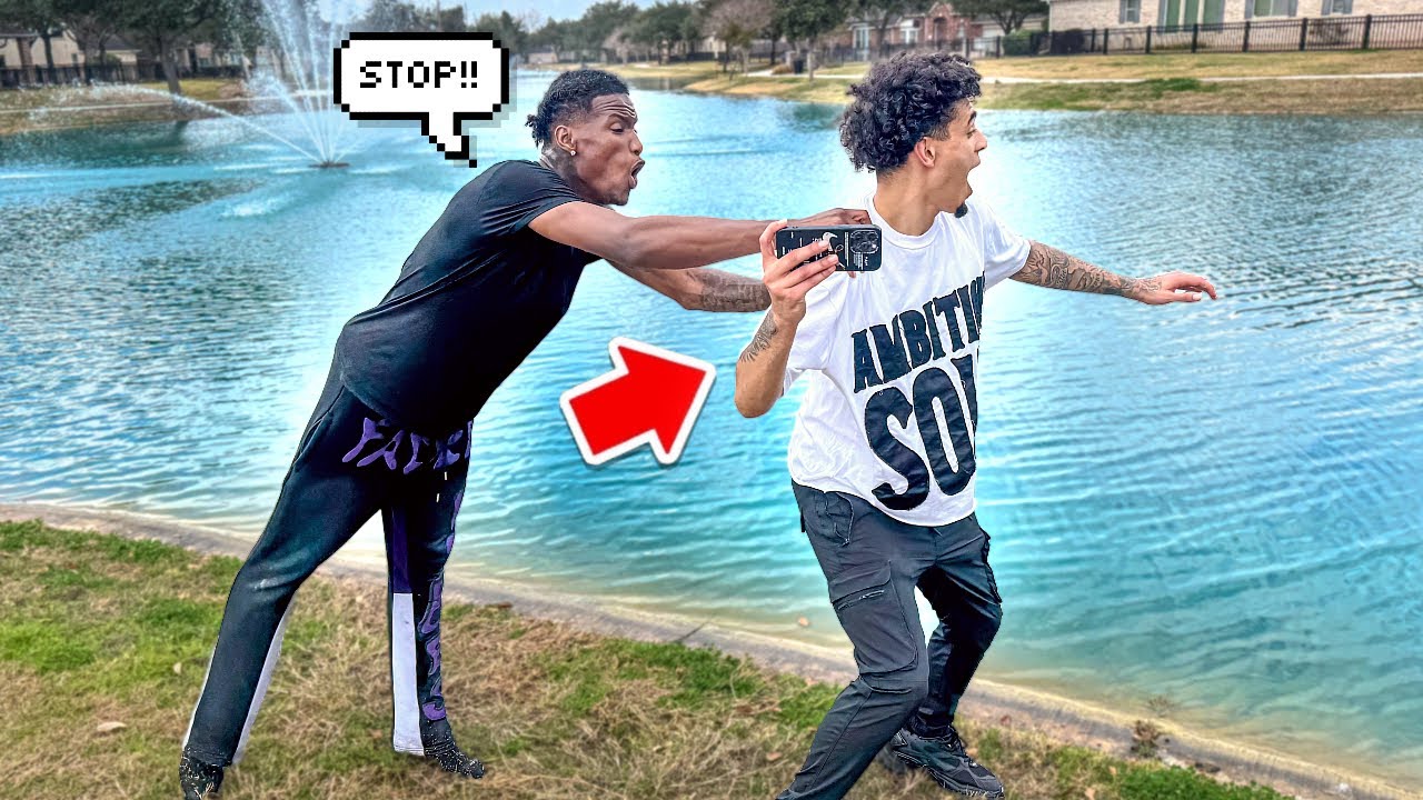 Я бросил заряженный телефон в озеро..