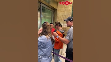 Shah Rukh Khan SMILES at the security personnel after his check-in at the airport 😍 #shorts #srk