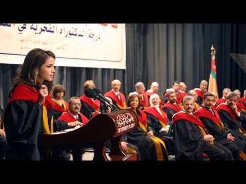 الملكة رانيا خلال حفل تسلم الدكتوراة الفخرية من الجامعة الأردنية