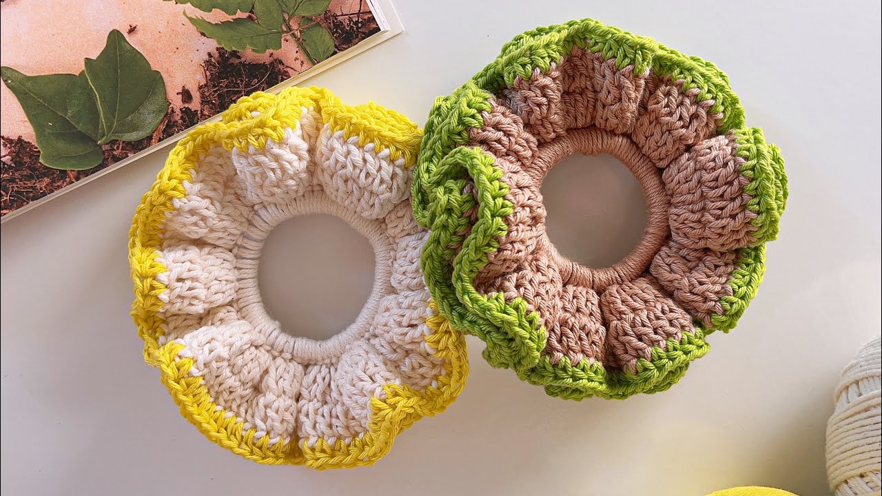 Scrunchie de crochê! Como fazer xuxinha de crochê. Elástico de cabelo feita de crochê.