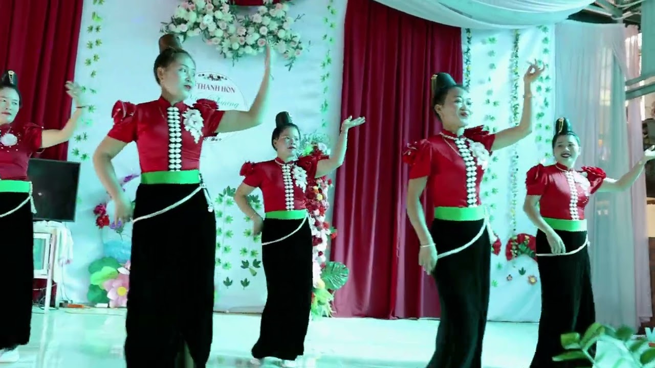 BÀI NHẢY CỦA ĐỘI MÚA THÔN BẢN BÓ, MÚA MỪNG LỄ THÀNH HÔN CỦA VĂN PHƯƠNG & PHƯƠNG THIÊN