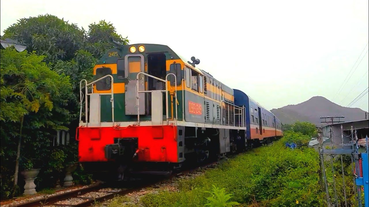 [887] D9E-245 kéo tàu SE29 kép D9E-244 qua Đường ngang Trần Nhân Tông ...