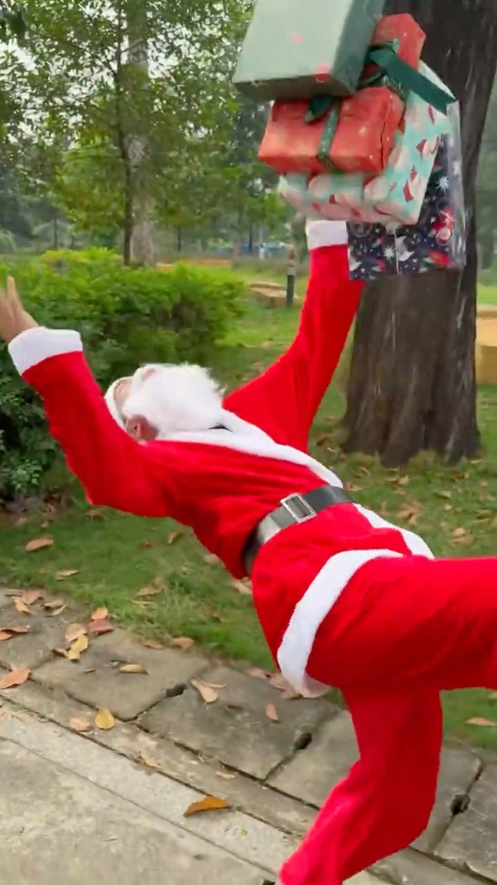 LNS - Cú trượt chân của Ông Già Noel || Santa Claus's slip #shorts