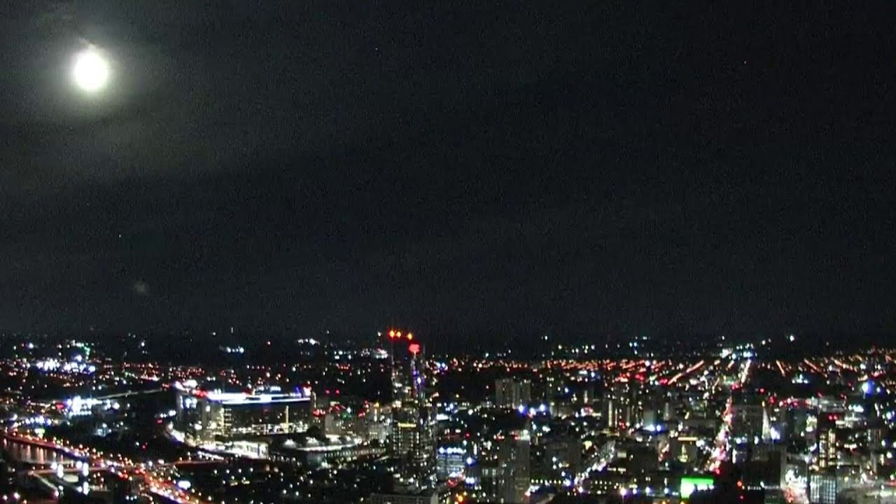 Blue supermoon delights over Philadelphia - YouTube
