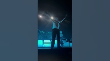 Thumbnail of Olly - "Menomale che c'è il mare" live 🎶 🎤🔥 [Tour 2025] #Shorts