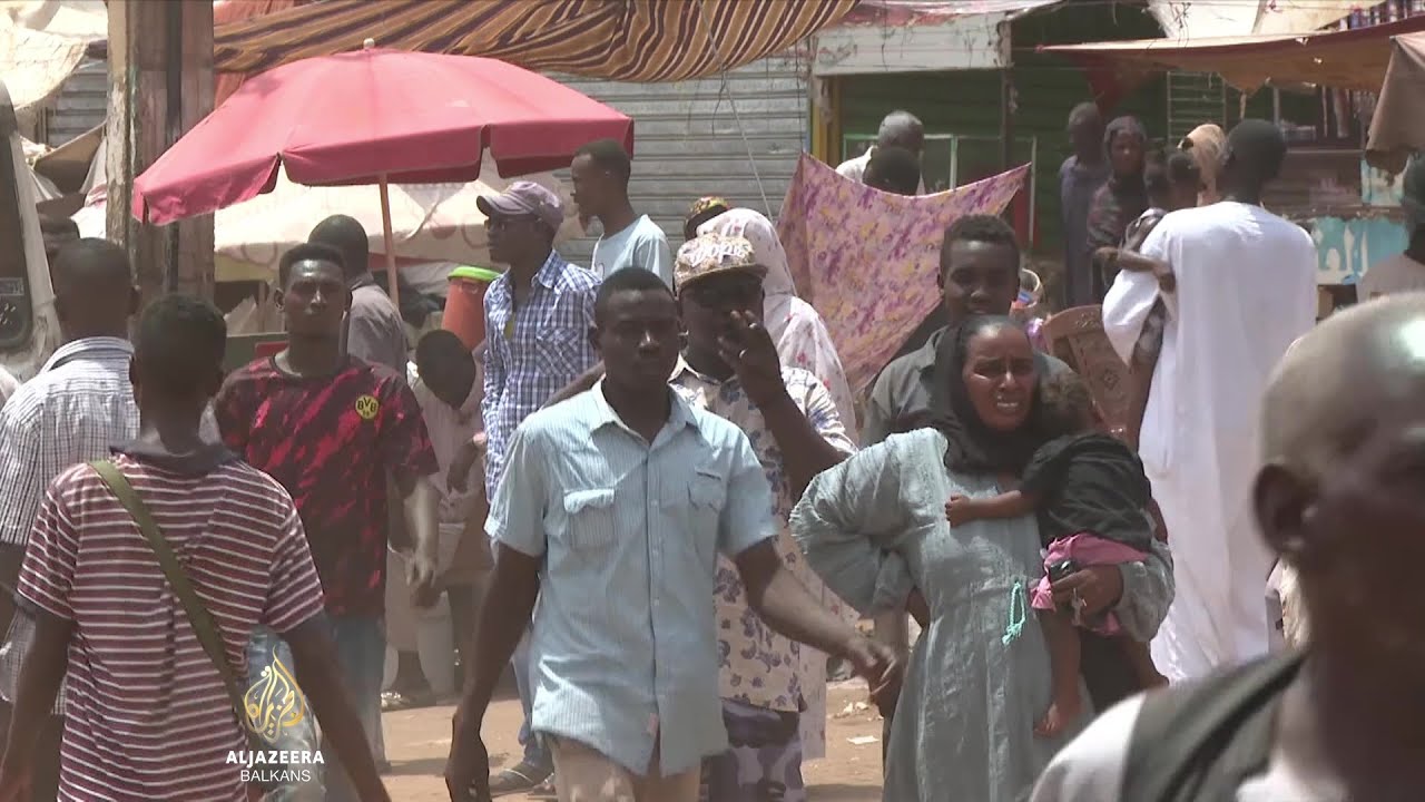 يواجه ما يقرب من نصف السودانيين خطر الجوع