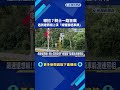 哪招? 騎士一路狂飆 遇測速照相上演"螃蟹腳遮車牌"－民視新聞