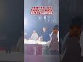 小販攤位被男子撕翻，老板還在壹旁淡定炒菜.....網友:為了生活都不容易!