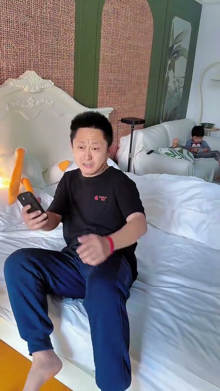儿子就知道玩手机，还是妈妈有办法，就是有点费爹！#funny#Cute#呆萌小米宝