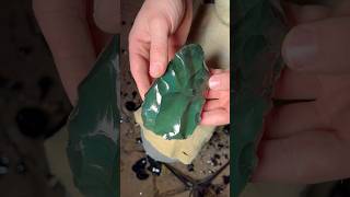 Making a Green Rainbow Obsidian Spearhead! #knife #obsidian #bushcraft #outdoorskills #survival Resimi