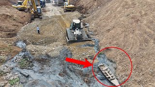 Wow That Incredible! Small Boat, In Deep Mud Heavy Duty ZOOMLION machinery Is Pushing Stone Into Mud